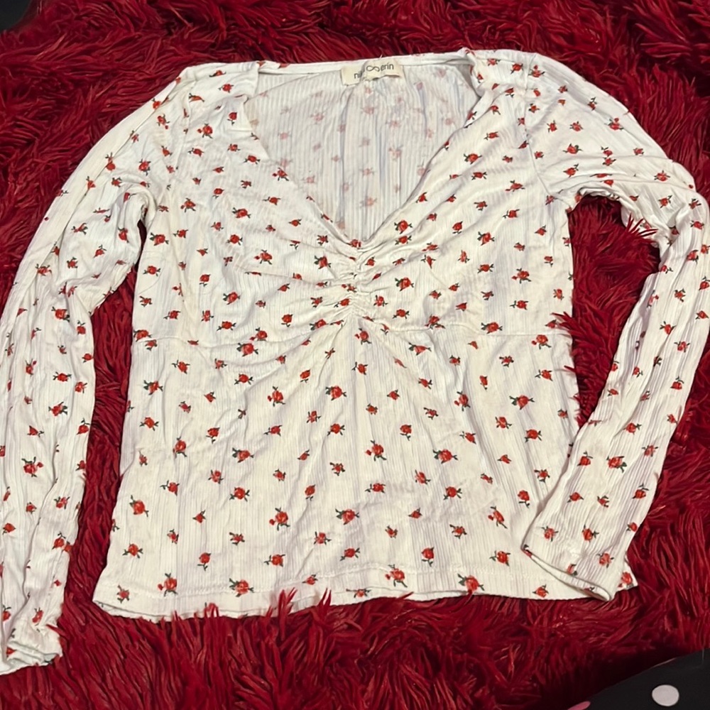 Small long-sleeved v-neck with roses all around